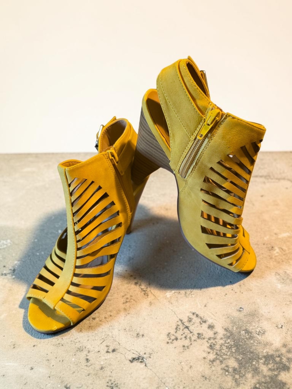 Source Unknown Yellow Strappy Cutout High Heels